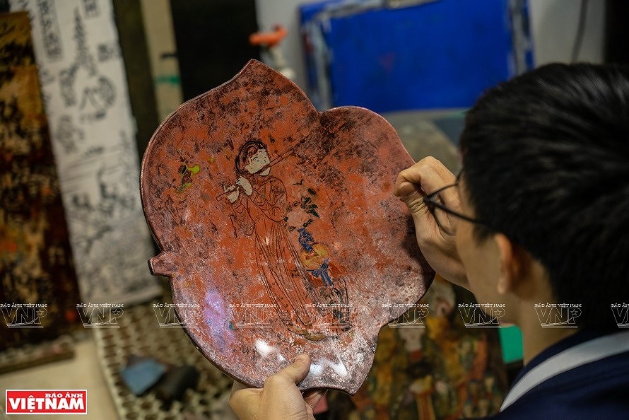 Reviving Hang Trong folk paintings from traditional materials hinh anh 3