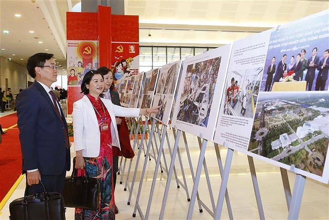 VNA's photo exhibition lures delegates to Congress hinh anh 3