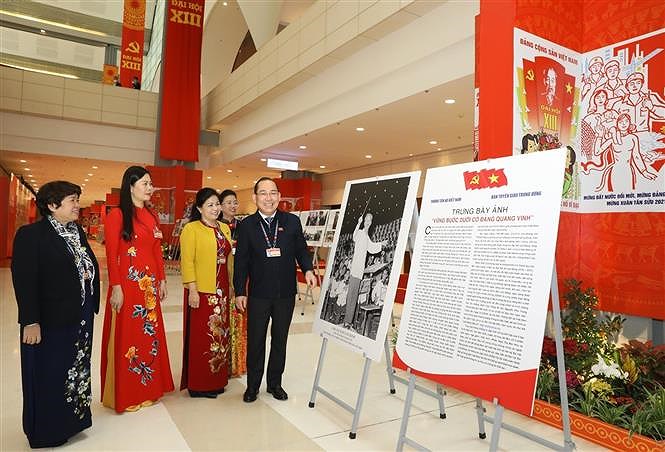 VNA's photo exhibition lures delegates to Congress hinh anh 4