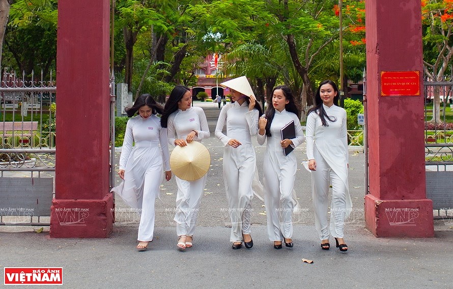 Ao dai, the identity of Vietnamese culture hinh anh 5