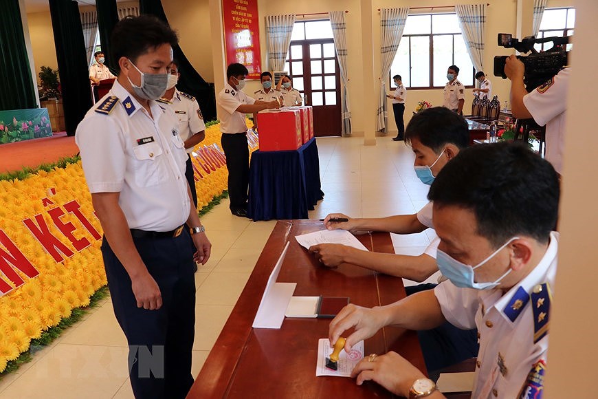 Ba Ria – Vung Tau holds early voting for officers, soldiers on offshore station hinh anh 7