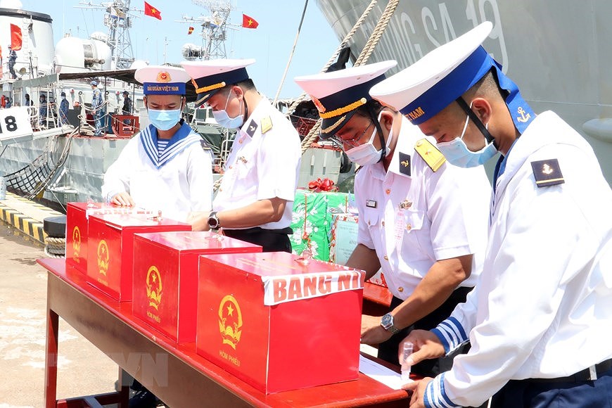 Ba Ria – Vung Tau holds early voting for officers, soldiers on offshore station hinh anh 1