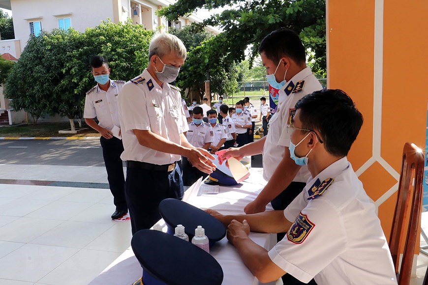 Ba Ria – Vung Tau holds early voting for officers, soldiers on offshore station hinh anh 3