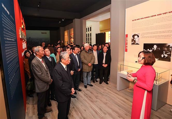 National history museum exhibition marks Party’s founding anniversary hinh anh 2