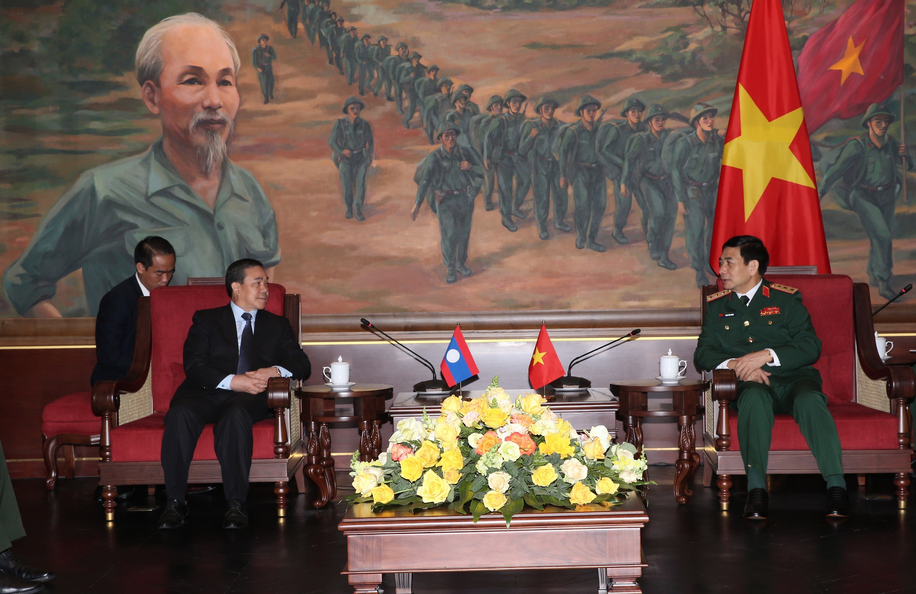 Vietnam forges defence ties with foreign countries hinh anh 1