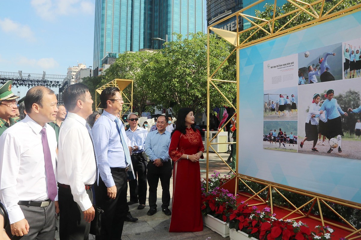 Photo exhibition marks 46th anniversary of National Reunification Day hinh anh 1