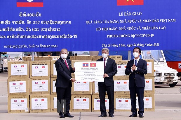 Vietnam provides support for Laos in COVID-19 fight hinh anh 1