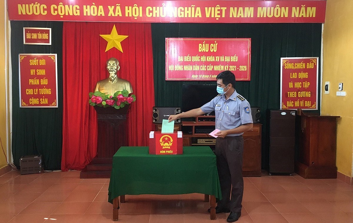 Early voting organised in 16 cities and provinces hinh anh 2