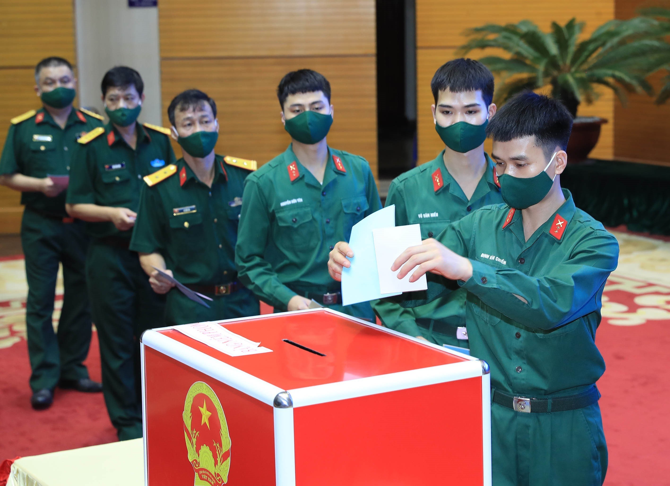 Military personnel exercise citizens’ right, duty to vote hinh anh 2