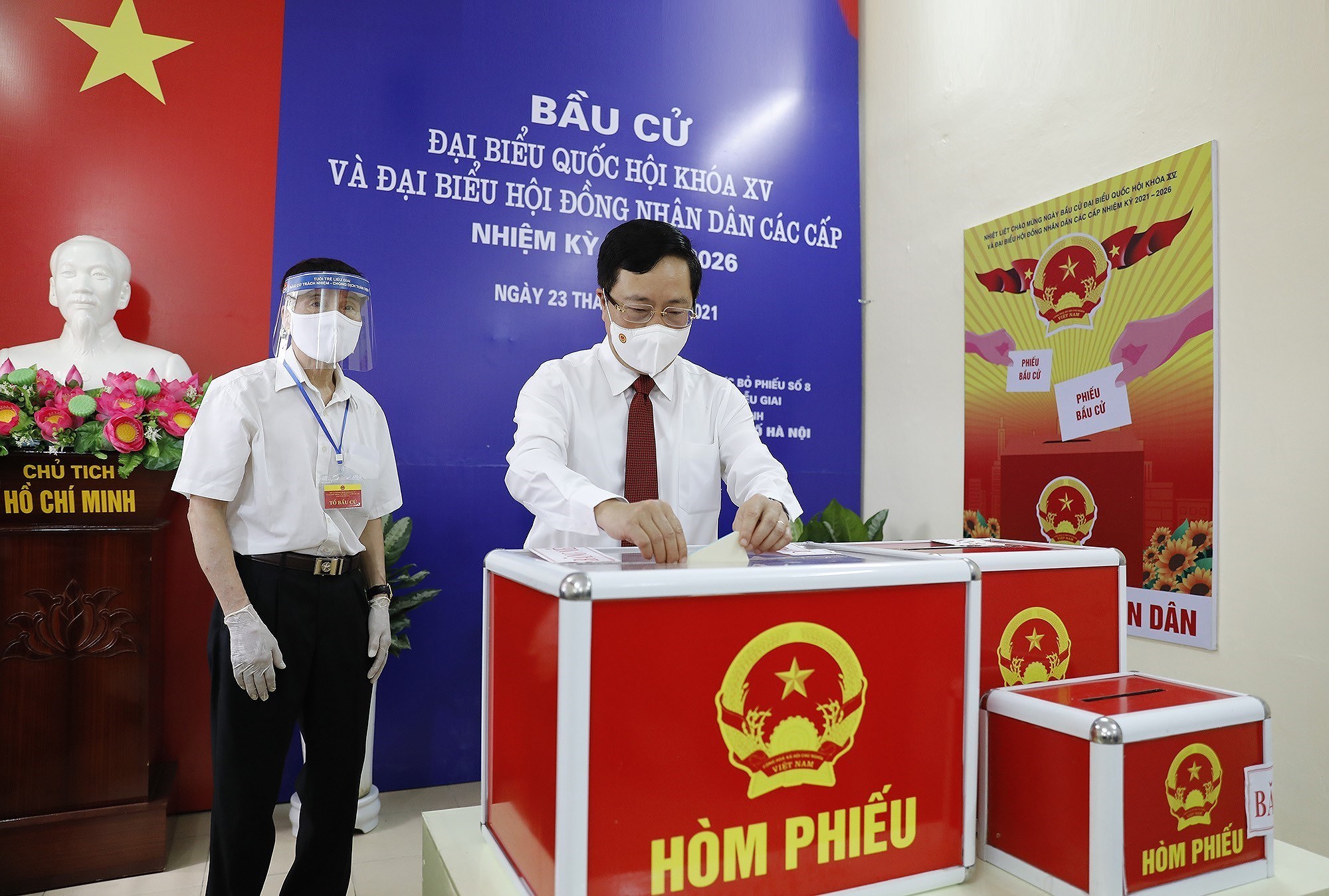Incumbent, former top officials head to polls in Hanoi hinh anh 3