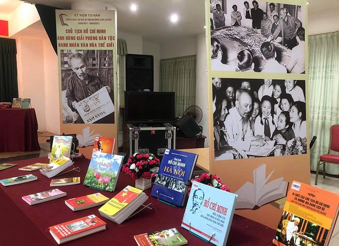 Hanoi Library displays documents on President Ho Chi Minh hinh anh 1