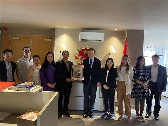 Vietnamese Ambassador to Spain join activities in Barcelona hinh anh 1