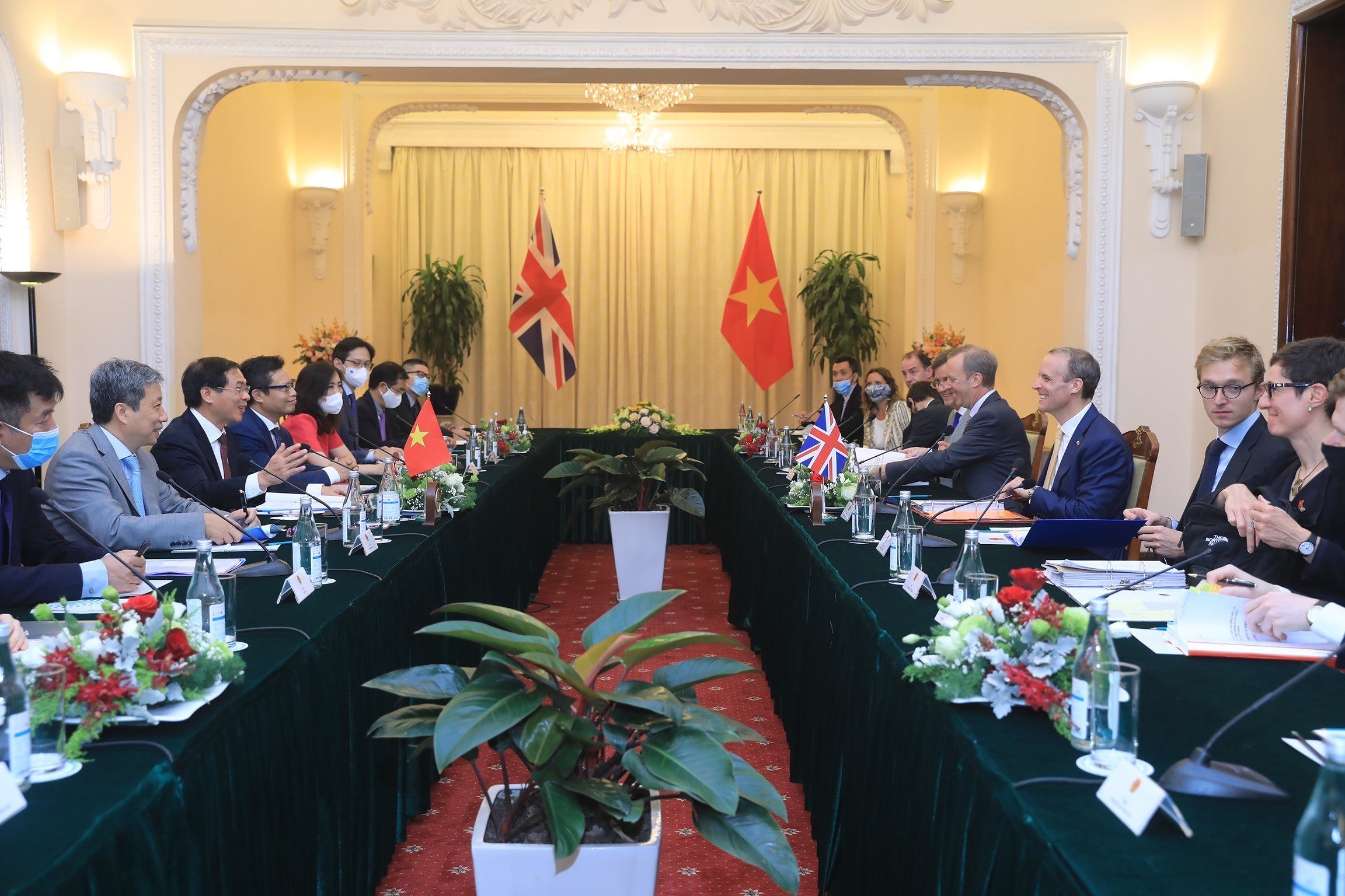 Top diplomats of Vietnam, UK hold talks in Hanoi hinh anh 2