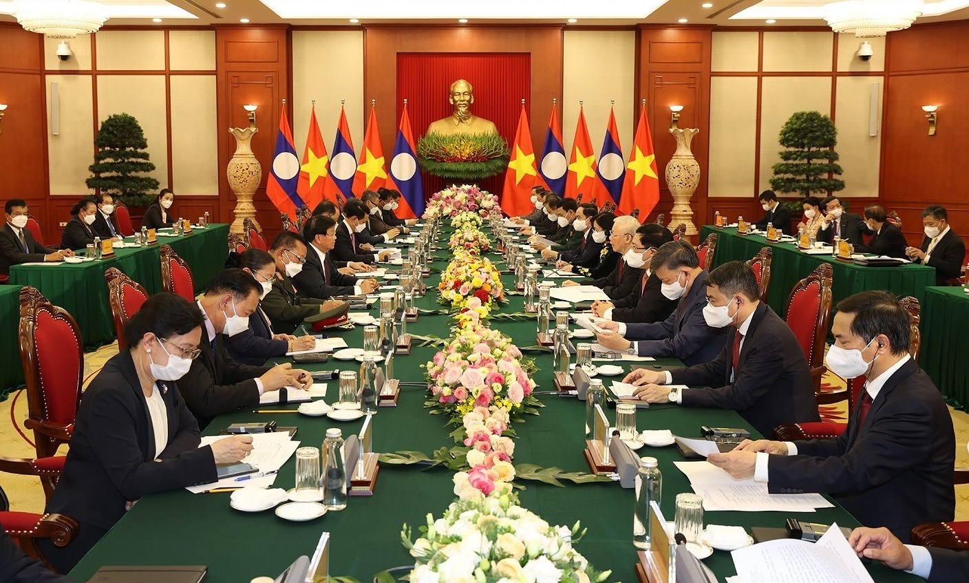 Top leaders of Vietnam, Laos vow to beef up special ties hinh anh 1