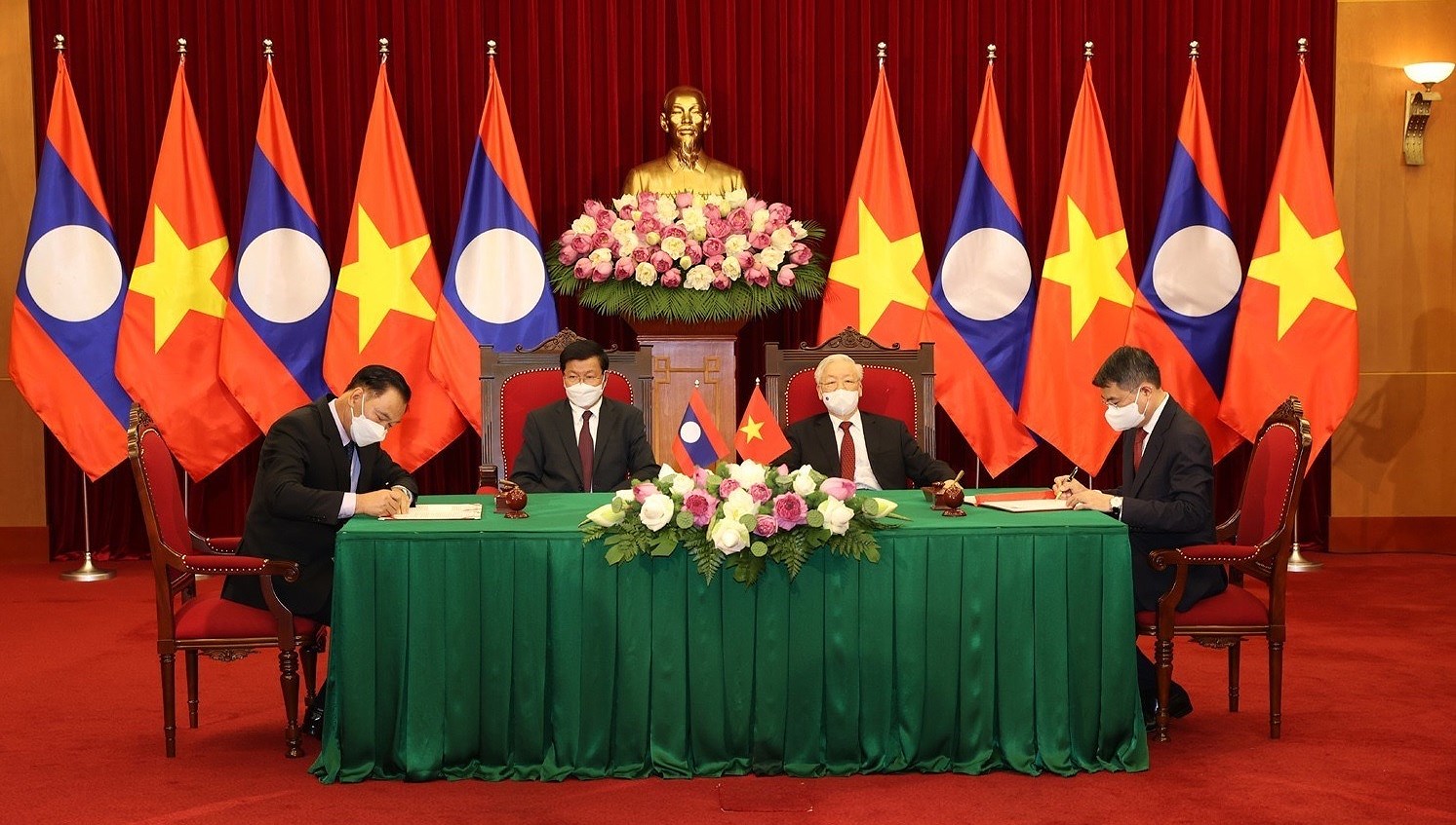 Top Vietnamese, Lao leaders witness signing of bilateral cooperation pacts hinh anh 1