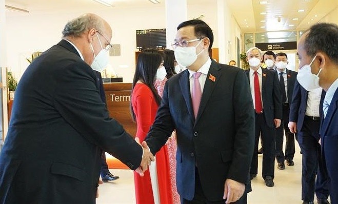 NA leader arrives in Austria for fifth World Conference of Speakers of Parliament hinh anh 1