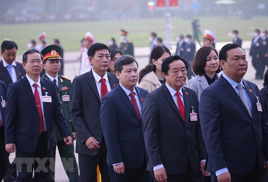 Delegados del XIII Congreso partidista de Vietnam rinden homenaje al Presidente Ho Chi Minh hinh anh 5