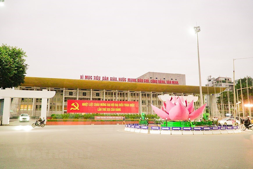 Decoran calles de Hanoi con motivo del XIII Congreso Nacional del Partido hinh anh 2