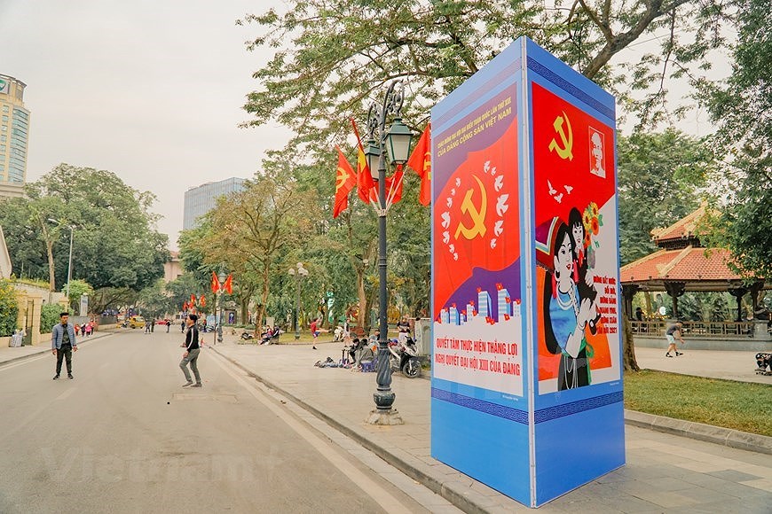 Decoran calles de Hanoi con motivo del XIII Congreso Nacional del Partido hinh anh 7