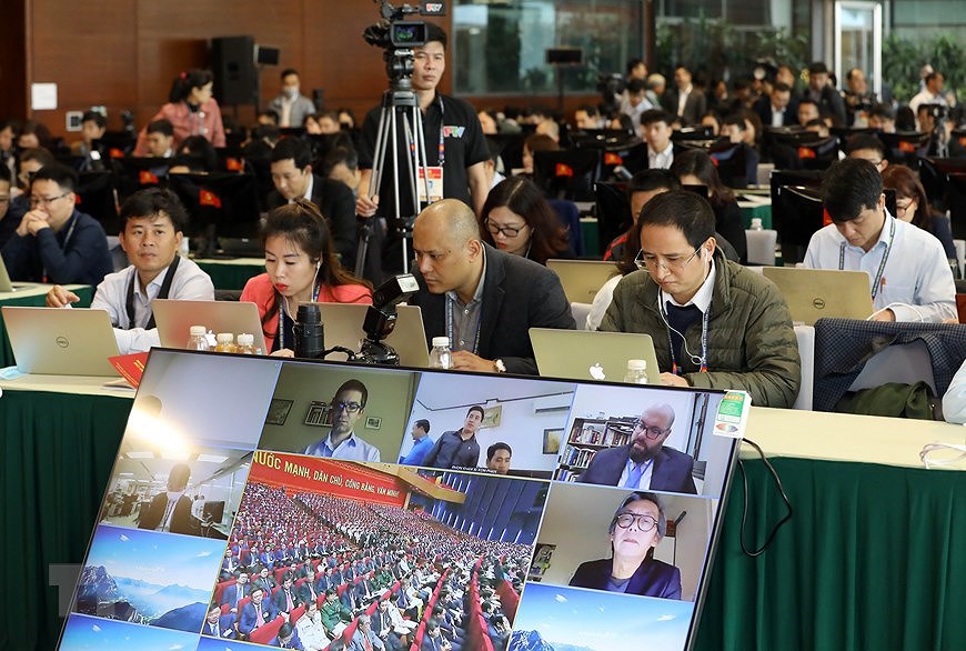 Centenares de reporteros cubren XIII Congreso Nacional del Partido Comunista de Vietnam hinh anh 8