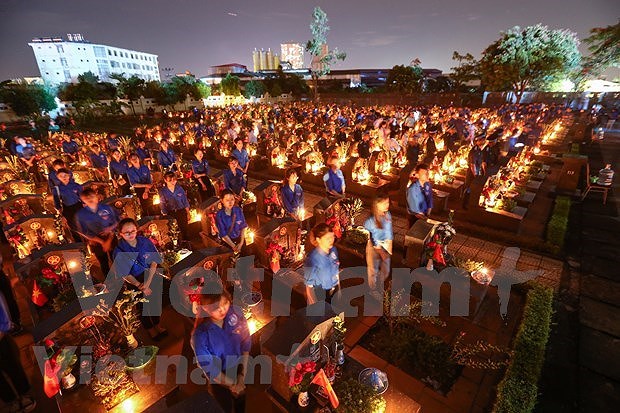 (Fotos) Jovenes vietnamitas rinden homenaje a martires de guerra hinh anh 1