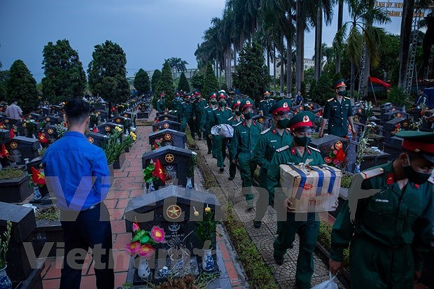 (Fotos) Jovenes vietnamitas rinden homenaje a martires de guerra hinh anh 2