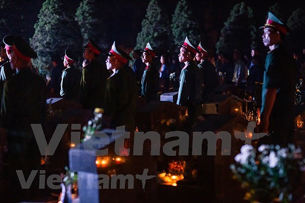 (Fotos) Jovenes vietnamitas rinden homenaje a martires de guerra hinh anh 3
