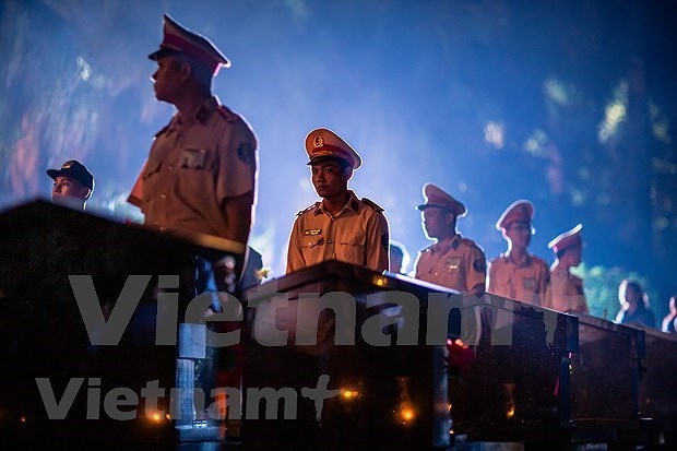 (Fotos) Jovenes vietnamitas rinden homenaje a martires de guerra hinh anh 4