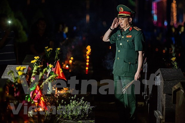 (Fotos) Jovenes vietnamitas rinden homenaje a martires de guerra hinh anh 5