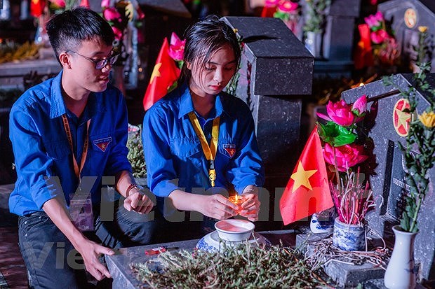 (Fotos) Jovenes vietnamitas rinden homenaje a martires de guerra hinh anh 6