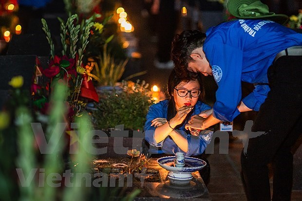(Fotos) Jovenes vietnamitas rinden homenaje a martires de guerra hinh anh 7