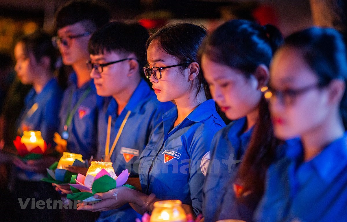 (Fotos) Jovenes vietnamitas rinden homenaje a martires de guerra hinh anh 8