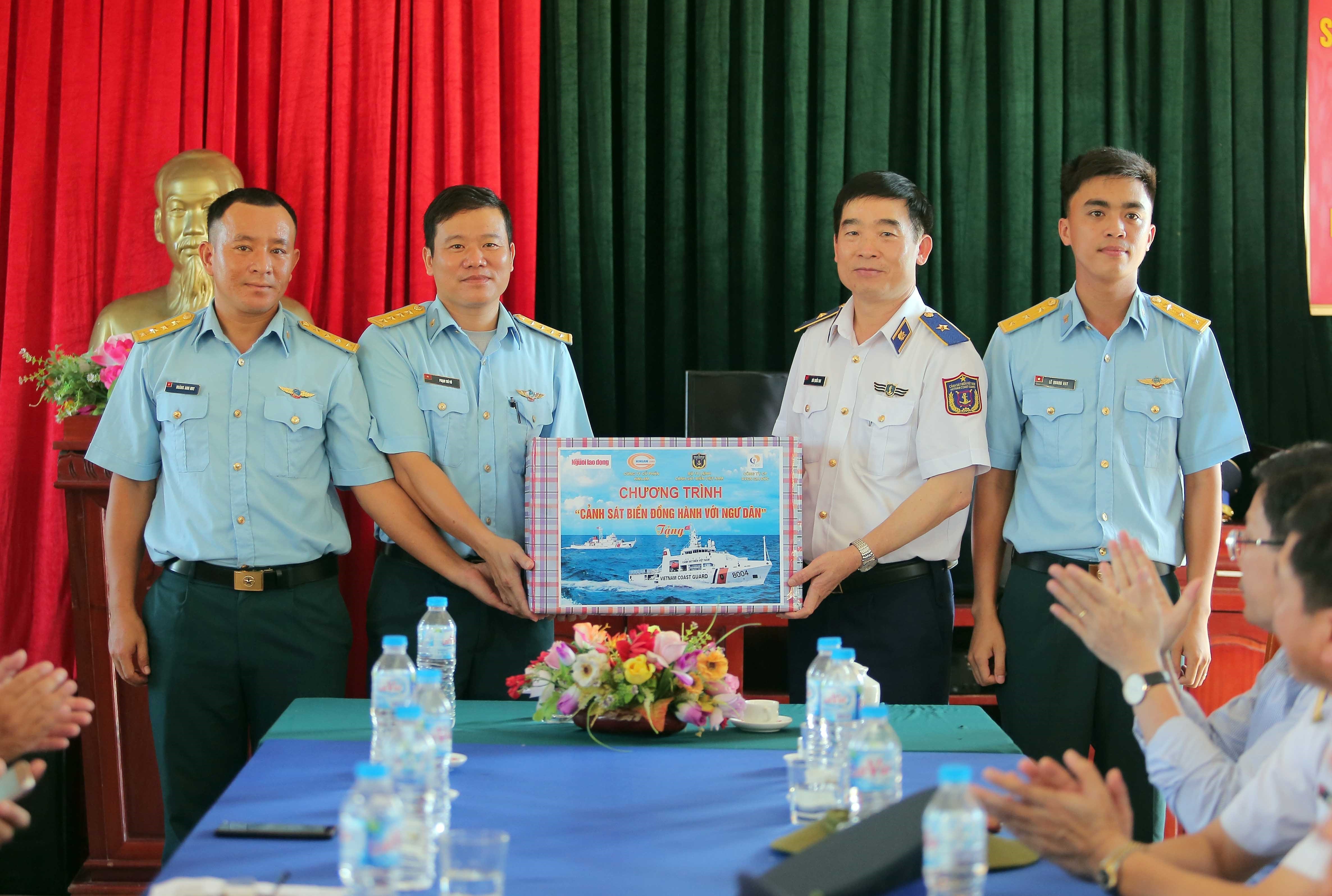 Extienden programa “Policia maritima acompana a pescadores” en la isla vietnamita de Bach Long Vi hinh anh 3