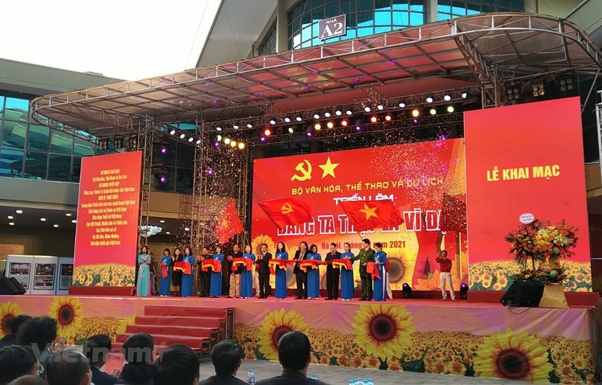 Resalta exposicion en Hanoi liderazgo del Partido Comunista de Vietnam hinh anh 1