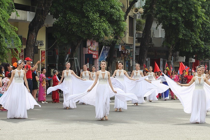 [Fotos] Hanoi celebra 20 aniversario de reconocimiento como "Ciudad por la Paz" hinh anh 6