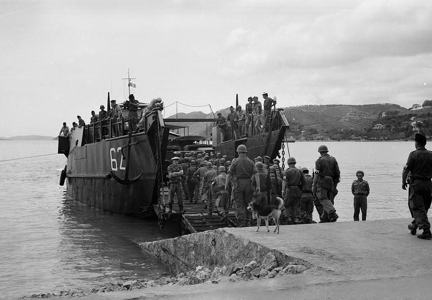 [Fotos] Imagenes de tropas francesas retiradas de Vietnam tras la firma de Ginebra en 1954 hinh anh 12