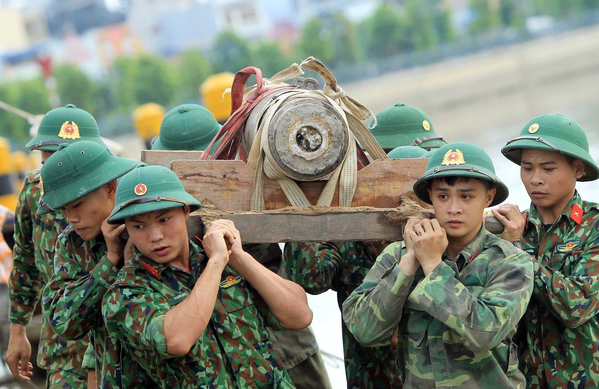 [Foto] Combatientes vietnamitas desactivan una bomba remanente de guerra en Hai Phong hinh anh 1