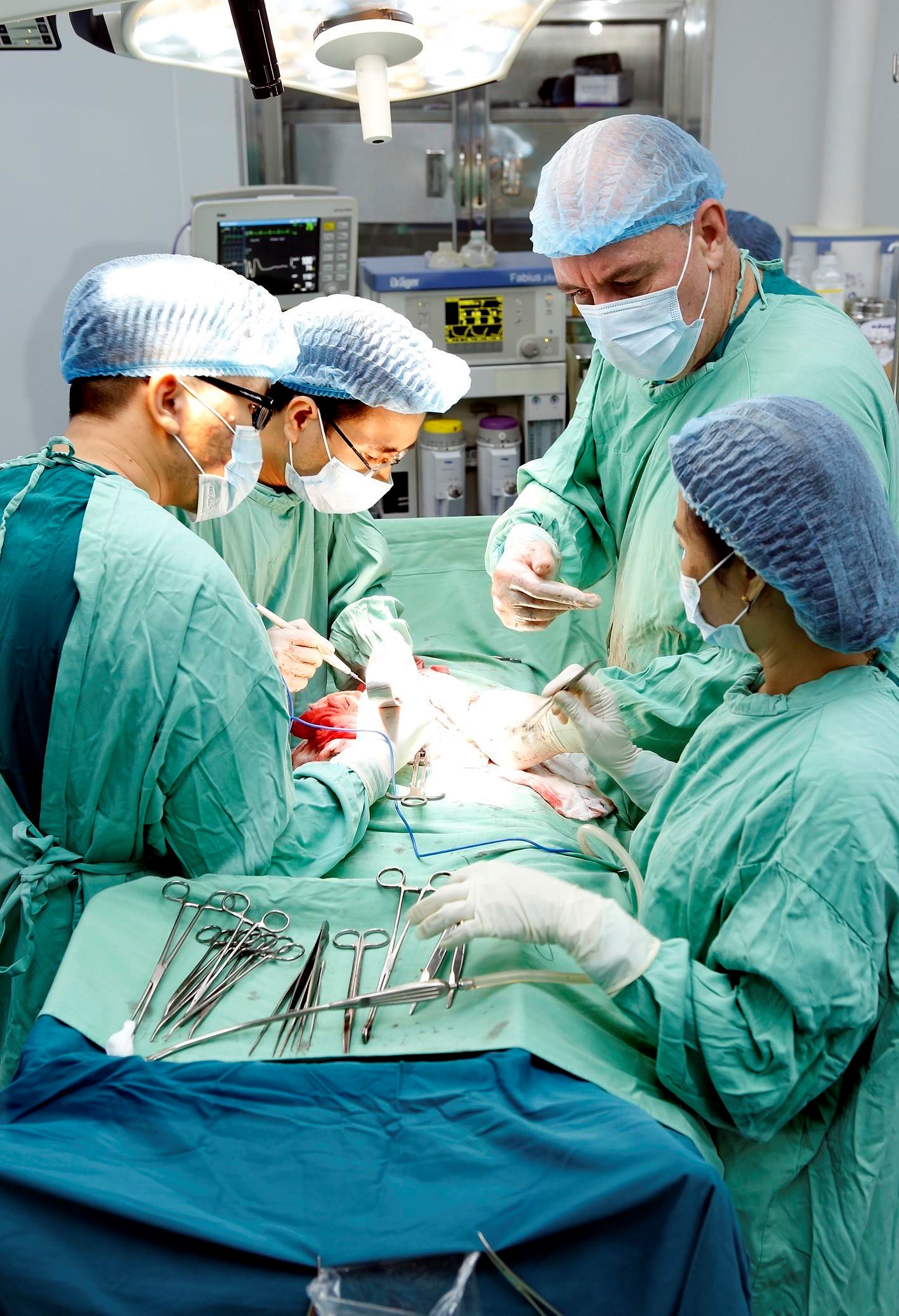 [Foto] Medicos cubanos trabajan en el Hospital de Amistad Vietnam-Cuba Dong Hoi, en provincial central de Quang Binh hinh anh 1