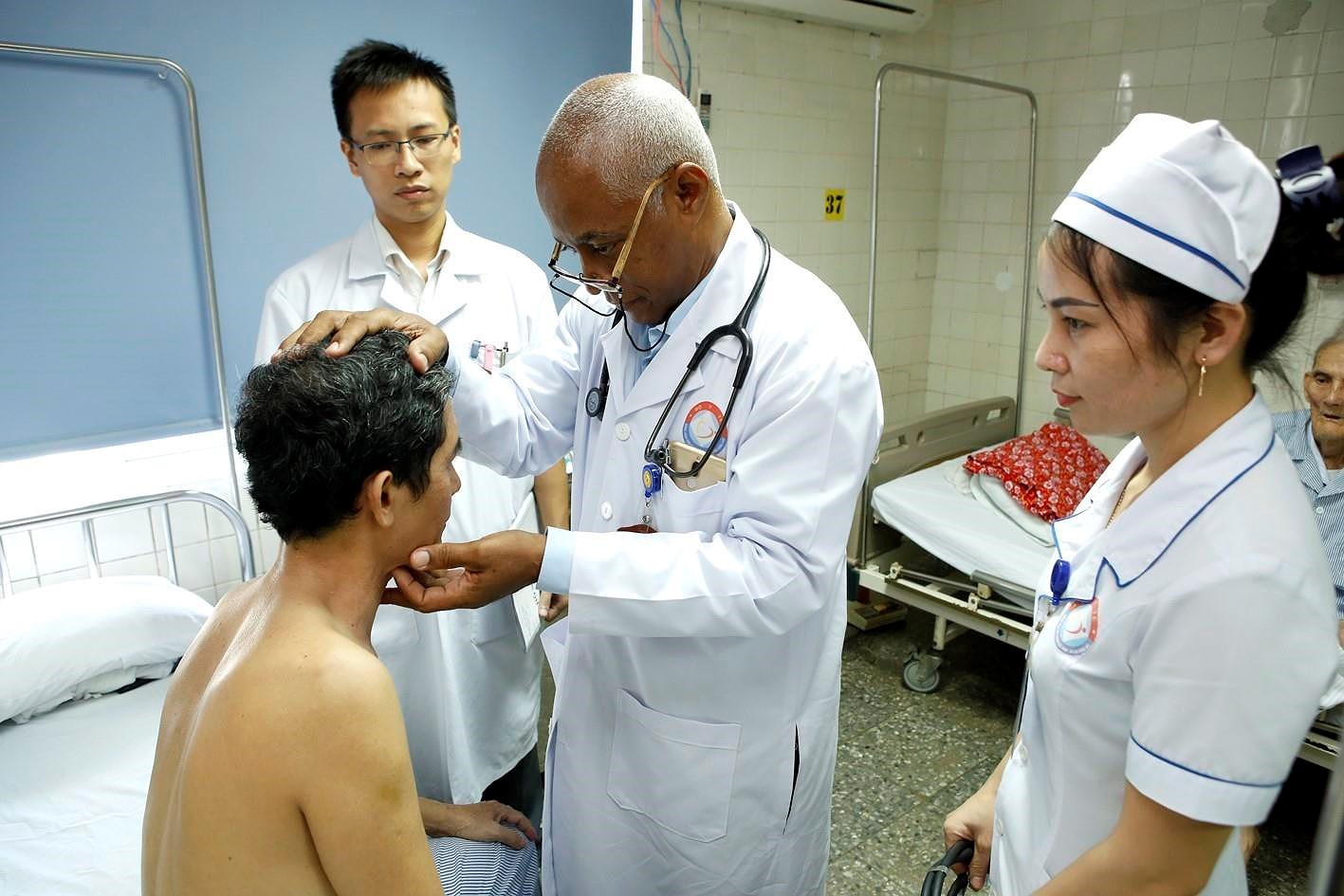 [Foto] Medicos cubanos trabajan en el Hospital de Amistad Vietnam-Cuba Dong Hoi, en provincial central de Quang Binh hinh anh 3