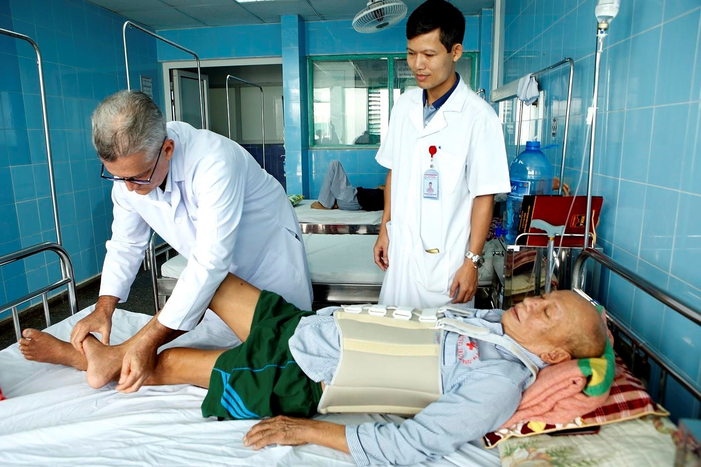 [Foto] Medicos cubanos trabajan en el Hospital de Amistad Vietnam-Cuba Dong Hoi, en provincial central de Quang Binh hinh anh 4