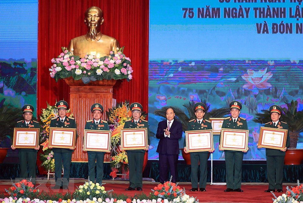 Vietnam conmemora 75 aniversario de su Ejercito Popular hinh anh 10