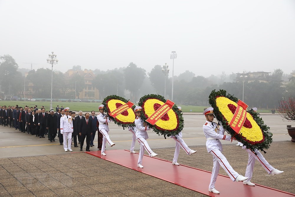 [Foto] Dirigentes vietnamitas rinden homenaje al Presidente Ho Chi Minh hinh anh 1