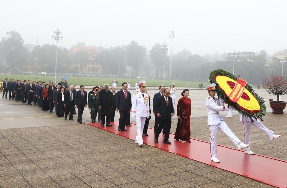 [Foto] Dirigentes vietnamitas rinden homenaje al Presidente Ho Chi Minh hinh anh 2