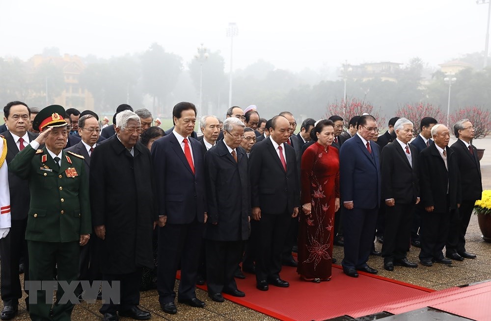 [Foto] Dirigentes vietnamitas rinden homenaje al Presidente Ho Chi Minh hinh anh 4