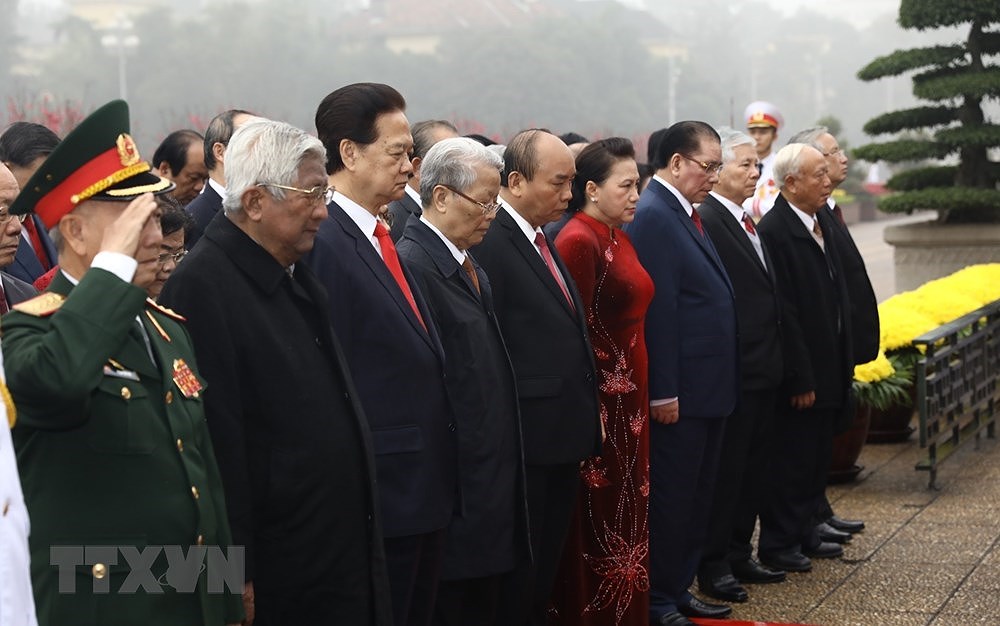 [Foto] Dirigentes vietnamitas rinden homenaje al Presidente Ho Chi Minh hinh anh 5