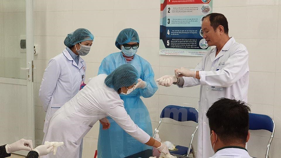 [Foto] Medicos vietnamitas atienden a pacientes con COVID-19 hinh anh 2