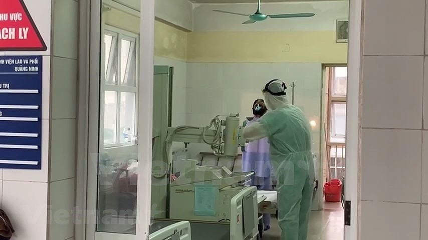 [Foto] Medicos vietnamitas atienden a pacientes con COVID-19 hinh anh 3