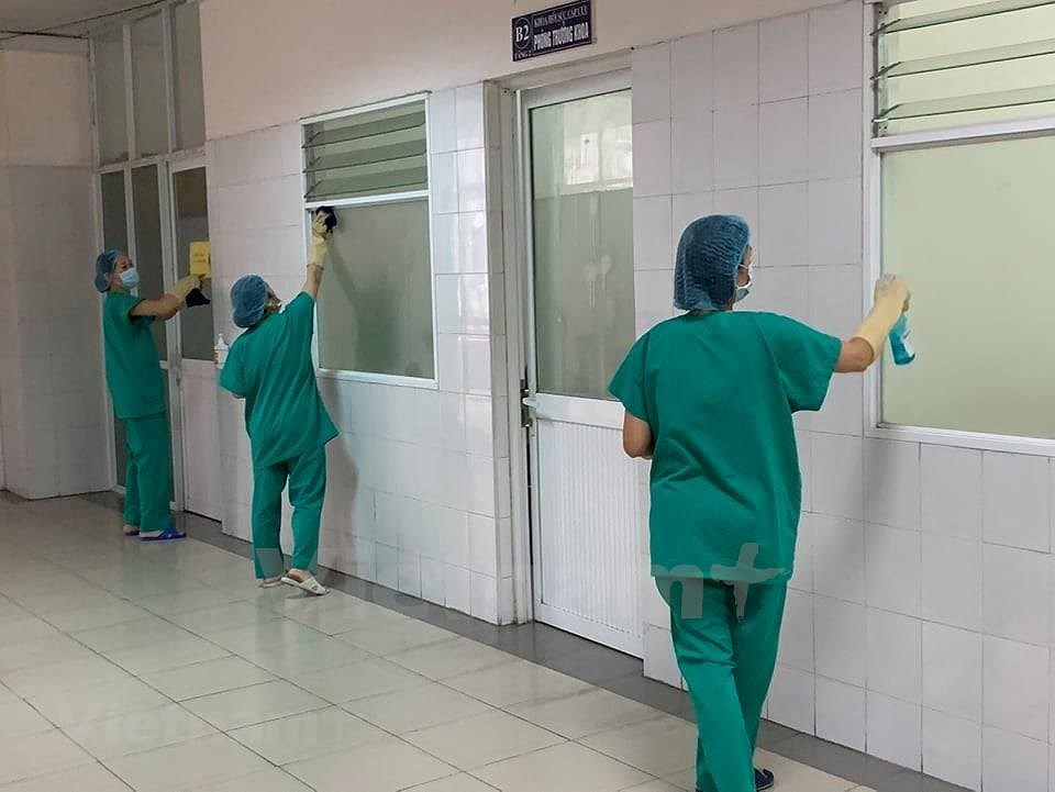 [Foto] Medicos vietnamitas atienden a pacientes con COVID-19 hinh anh 7