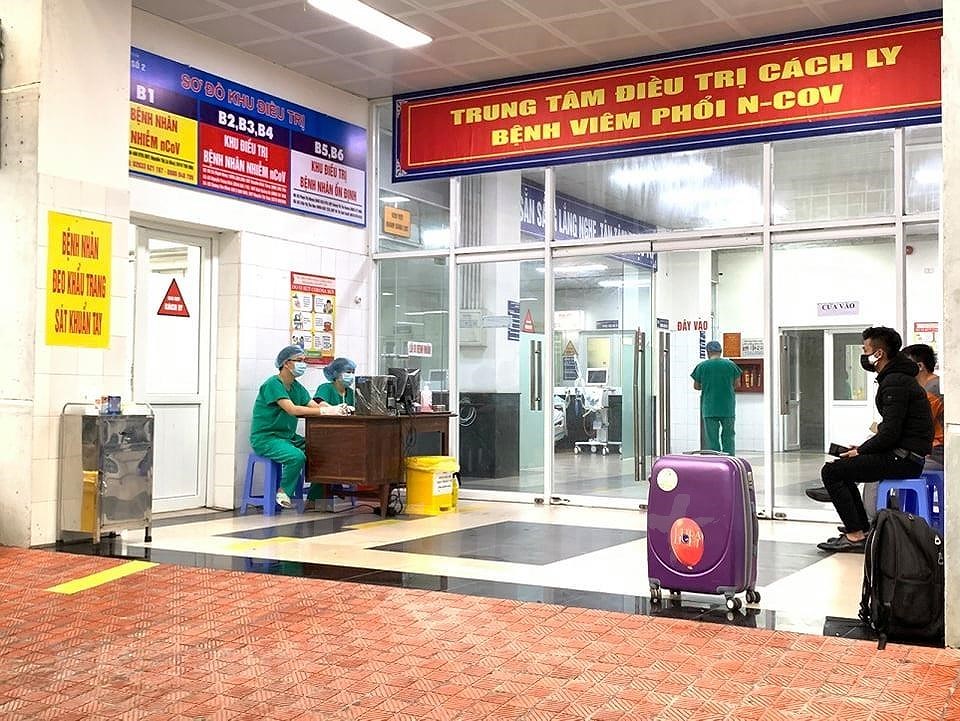 [Foto] Medicos vietnamitas atienden a pacientes con COVID-19 hinh anh 5