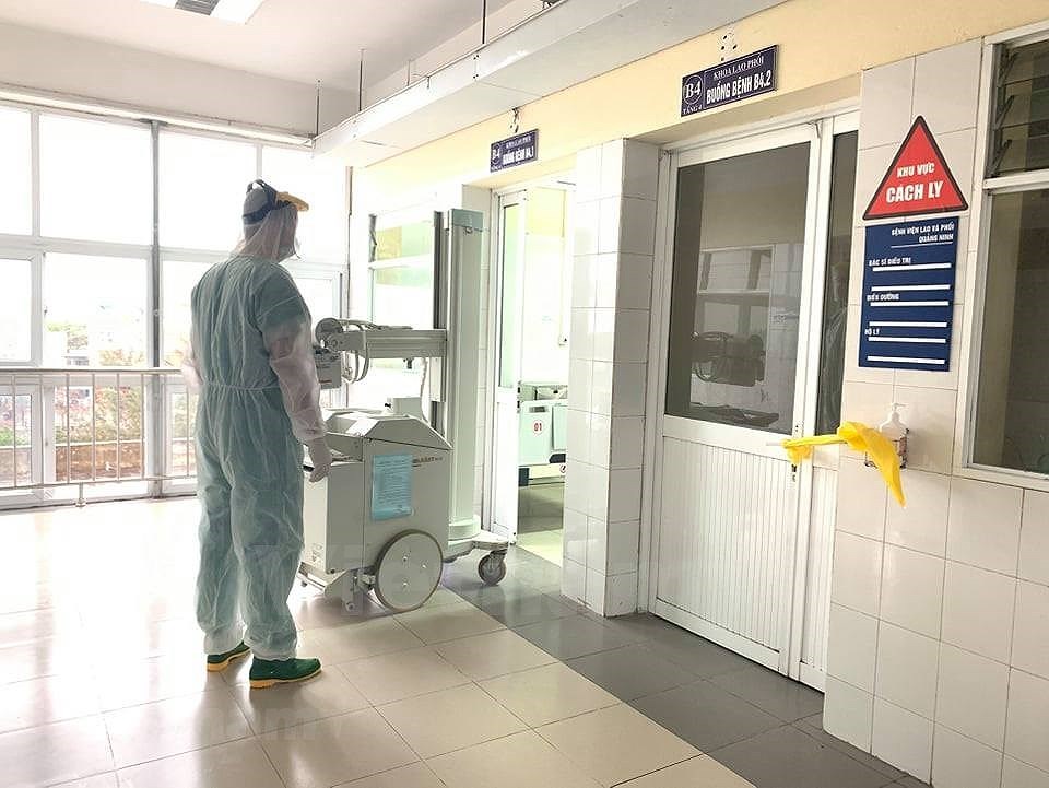 [Foto] Medicos vietnamitas atienden a pacientes con COVID-19 hinh anh 6